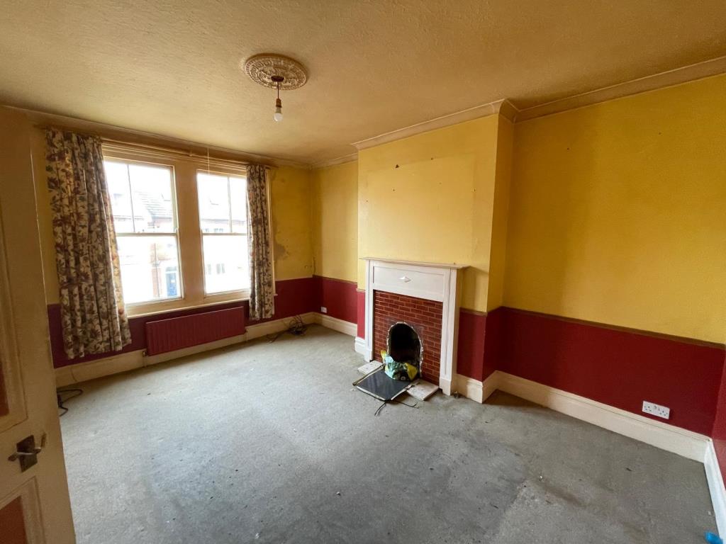 Lot: 37 - FREEHOLD BLOCK TWO LARGE THREE-BEDROOM FLATS - Flat one living room